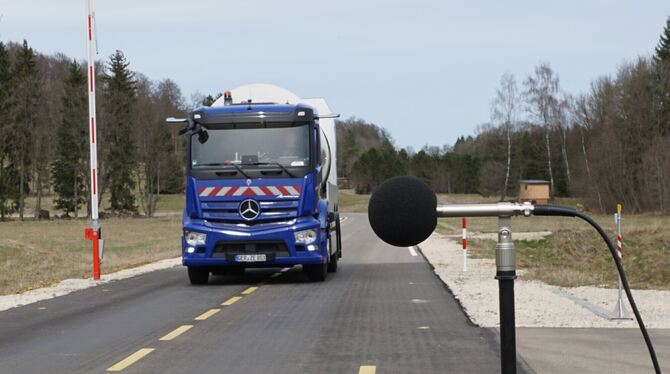 Ein E-Actros mit Müllaufbau auf der Akustikmessstrecke. Ein E-Actros mit Müllaufbau auf der Akustikmessstrecke.