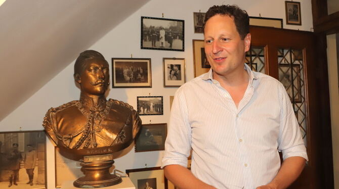 Georg friedrich, Prinz von Preußen im Archiv der Burg Hohenzollern. Neben ihm eine Büste seines Ururgroßvaters, Kaiser Wilhelm I