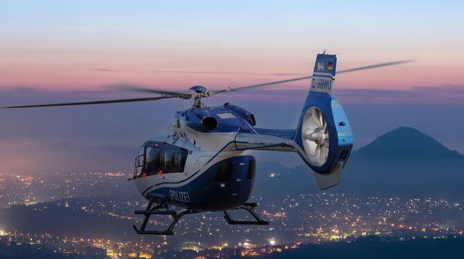 Ein Polizeihubschrauber über Reutlingen im Einsatz.