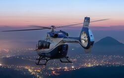 Ein Polizeihubschrauber über Reutlingen im Einsatz.