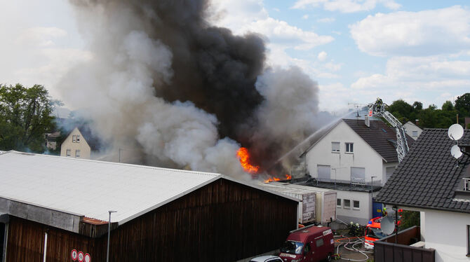 Am Freitag ist in Metzingen ein Großbrand ausgebrochen. FOTO: FINK Am Freitag ist in Metzingen ein Großbrand ausgebrochen. FOTO: FINK
