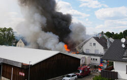 Am Freitag ist in Metzingen ein Großbrand ausgebrochen.  FOTO: FINK