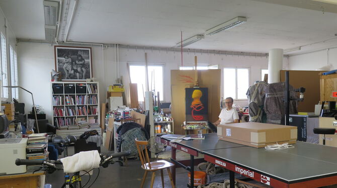 Eckart Hahn ist in seinem Atelier gerne allein, aber manchmal spielt er hier auch mit seiner Tochter Tischtennis. FOTOS: RIESNER Eckart Hahn ist in seinem Atelier gerne allein, aber manchmal spielt er hier auch mit seiner Tochter Tischtennis. FOTOS: RIESNER