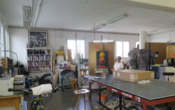 Eckart Hahn ist in seinem Atelier gerne allein, aber manchmal spielt er hier auch mit seiner Tochter Tischtennis. FOTOS: RIESNER
