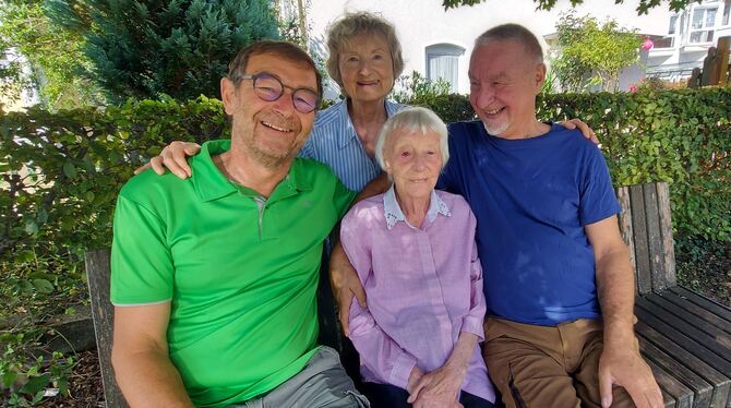 Anneliese Hagmaier mit dreien ihrer Kinder: Thomas, Ingeborg und Werner. Sie und weitere Familienmitglieder feiern heute, am 25. Anneliese Hagmaier mit dreien ihrer Kinder: Thomas, Ingeborg und Werner. Sie und weitere Familienmitglieder feiern heute, am 25.