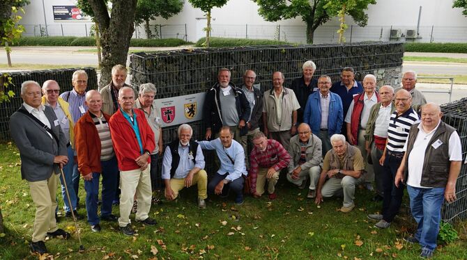 Gruppenfoto vor Überresten der ehemaligen Herzog-Albrecht-Kaserne in Münsingen. Links steht der ehemalige Kompaniechef der zwei Gruppenfoto vor Überresten der ehemaligen Herzog-Albrecht-Kaserne in Münsingen. Links steht der ehemalige Kompaniechef der zwei