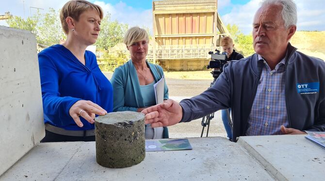 Auch Asphalt kann man aufbereiten und wieder verwenden: Erich Waidmann erklärt Staatssekretärin Andrea Lindlohr (links) und MdL Auch Asphalt kann man aufbereiten und wieder verwenden: Erich Waidmann erklärt Staatssekretärin Andrea Lindlohr (links) und MdL