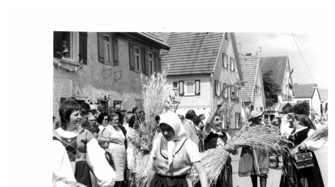 Bäuerinnen in alter Gewandung liefen mit.
