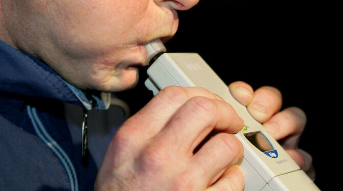 Alkohol am Steuer ist für manche Zeitgenossen noch immer ein Kavaliersdelikt. FOTO: DPA