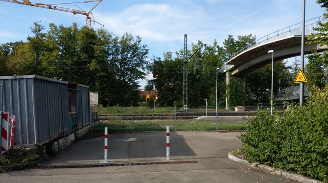 Hier war einst der Bahnübergang, vor dessen Schranken man lange warten musste.
