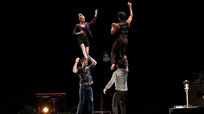Szene aus der theatralen Zirkusperformance »Hyrrä Paratiisi«. FOTO: FELIX GROTELOH Szene aus der theatralen Zirkusperformance »Hyrrä Paratiisi«. FOTO: FELIX GROTELOH