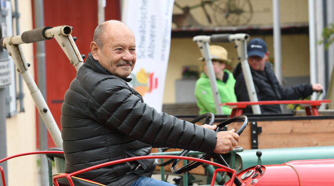 Gerhard Herrmann ist mit seinem Porsche-Schlepper da.