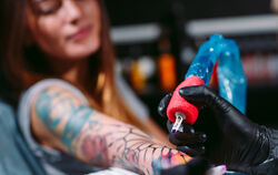 Vor allem junge Menschen »verschönern« ihren Körper heutzutage mit Tattoos und Piercings. Aber auch Ältere finden ihren Weg ins 