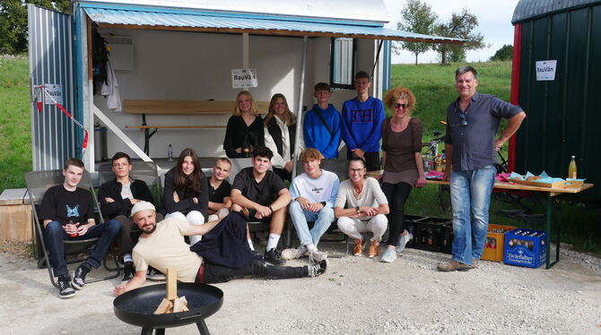 Viel Arbeit in den Umbau der Bauwagen gesteckt: Kirchentellinsfurter Jugendliche und ihre Betreuer. FOTO: JOCHEN Viel Arbeit in den Umbau der Bauwagen gesteckt: Kirchentellinsfurter Jugendliche und ihre Betreuer. FOTO: JOCHEN