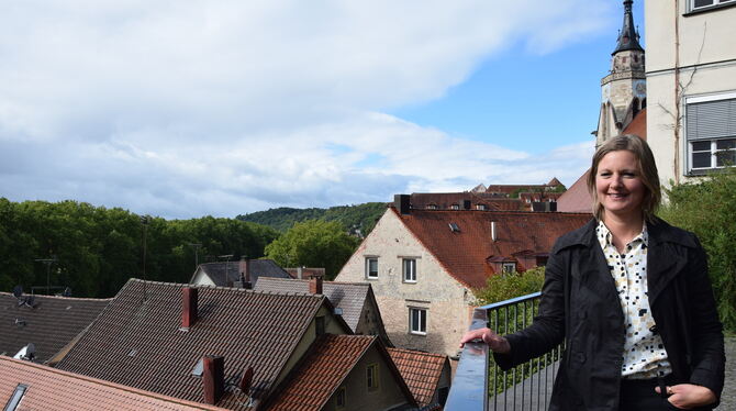 OB-Kandidatin Ulrike Baumgärtner liebt den Blick über die Stadt vom Plateau oberhalb der Mühlstraße aus. FOTO: STÖHR OB-Kandidatin Ulrike Baumgärtner liebt den Blick über die Stadt vom Plateau oberhalb der Mühlstraße aus. FOTO: STÖHR