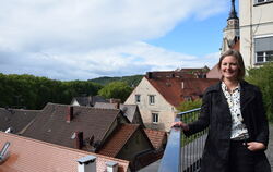OB-Kandidatin Ulrike Baumgärtner liebt den Blick über die Stadt vom Plateau oberhalb der Mühlstraße aus. FOTO: STÖHR