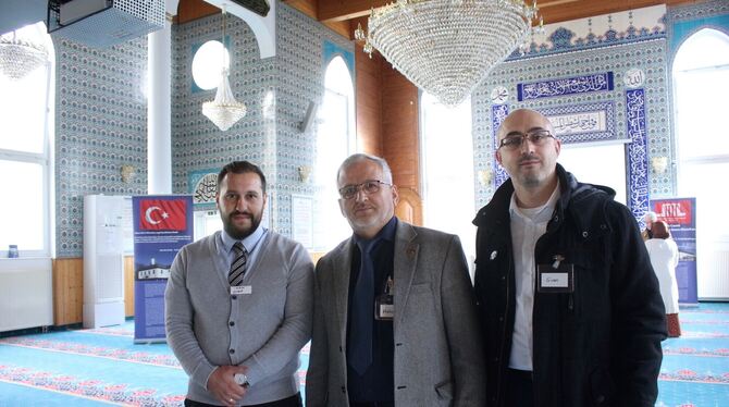 Der Imam der Yunus-Emre-Moschee, Yusuf Celep, Vorstandsvorsitzender Mehmet Özdemir und Vorstandsmitglied Sinan Acar. Der Imam der Yunus-Emre-Moschee, Yusuf Celep, Vorstandsvorsitzender Mehmet Özdemir und Vorstandsmitglied Sinan Acar.