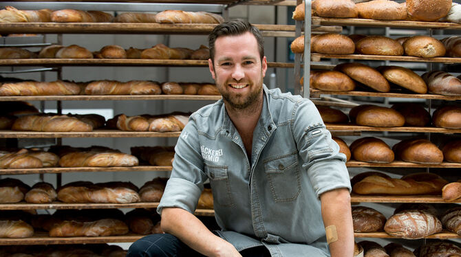 Butterbrezel, Brot, Reutlingen, Maschine Bäckermeister Jörg Schmid hält nicht viel von der Butterbrezel-Maschine.
