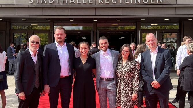 Roter Teppich für Rettungsdienstleiter Markus Metzger (links), die Absolventen Julian Röhner, Pauline Döbereiner, Aaron Maisch,