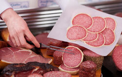 metzgerei, wurst, salami, schinken, aufschnitt, scheiben, verkauf, verkaufen, metzger, theke, bedientheke, bedienen, wurstwaren, pfeffer, getrocknet, fleisch, fleischerei, qualität, frische, aufgeschnitten, geräuchert, schneiden, auswahl, rind, rindfleisc