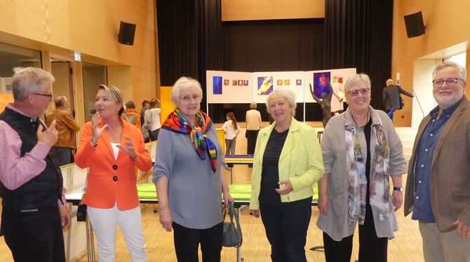 Die sechs Künstler der Ausstellung im Forum 4P in Pliezhausen (von links): Uwe Reinkowski, Isabell Kleinert, Brigitte Schymura, Die sechs Künstler der Ausstellung im Forum 4P in Pliezhausen (von links): Uwe Reinkowski, Isabell Kleinert, Brigitte Schymura,