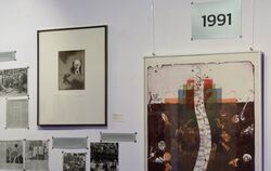 Bilder, Jahreszahlen, Zeitungsausschnitte: Blick in die Ausstellung.  FOTO: VEY