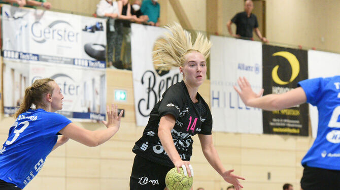 Rebecca Rott (Mitte) war in der zweiten Runde um den DHB-Pokal mit sieben Treffern beste Torschützin der TuS Metzingen beim 38:2