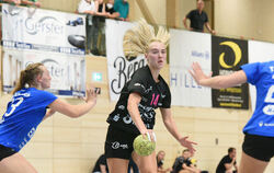 Rebecca Rott (Mitte) war in der zweiten Runde um den DHB-Pokal mit sieben Treffern beste Torschützin der TuS Metzingen beim 38:2