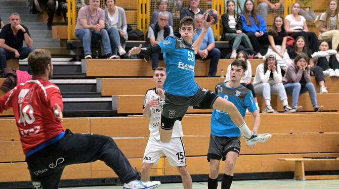 Jona Göhner (mit Ball) von der Spvgg Mössingen kommt vor Neuhausens Keeper Niko Dietz zum Wurf.  FOTO: BAUR