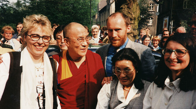 »Dieser Mann lässt keinen unberührt«: Der Buchautor bei einer Begegnung Mitte der 1990er-Jahre mit dem Dalai Lama. FOTO: PRIVAT »Dieser Mann lässt keinen unberührt«: Der Buchautor bei einer Begegnung Mitte der 1990er-Jahre mit dem Dalai Lama. FOTO: PRIVAT