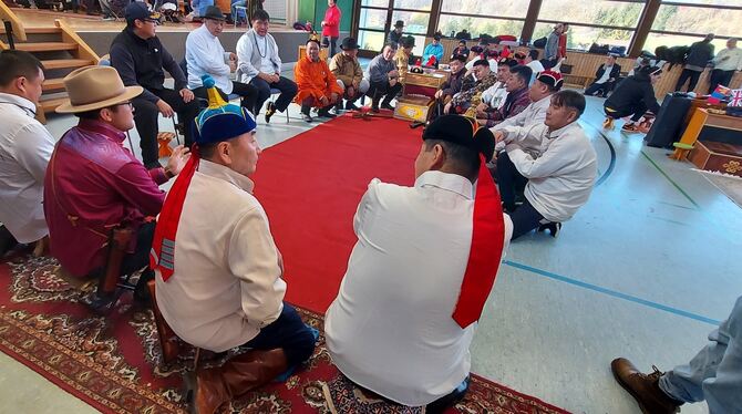 Mongolische Tradition: In Sonnenbühl wird die Europameisterschaft im Knöchelschnipsen ausgetragen.  FOTOS: FISCHER