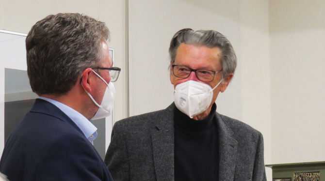 Klaus Herzer und der Mössinger OB Michael Bulander bei der Eröffnung.  FOTO: PFEIFFER
