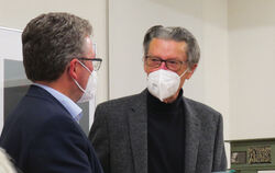Klaus Herzer und der Mössinger OB Michael Bulander bei der Eröffnung.  FOTO: PFEIFFER