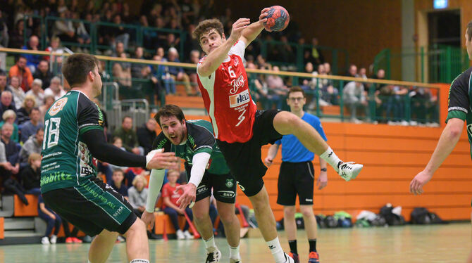 Maximilian Fritz von der HSG Ermstal setzt sich gegen die Grabenstetter Patrick Ziegler (Mitte) und Marco Brändle durch. FOTO: B