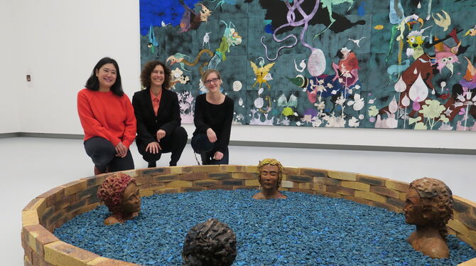 Künstlerin Asana Fujikawa (links), Kunsthallenleiterin Nicole Fritz und Mitarbeiterin Zita Hartel bei der Installation "Vier Sch Künstlerin Asana Fujikawa (links), Kunsthallenleiterin Nicole Fritz und Mitarbeiterin Zita Hartel bei der Installation "Vier Sch
