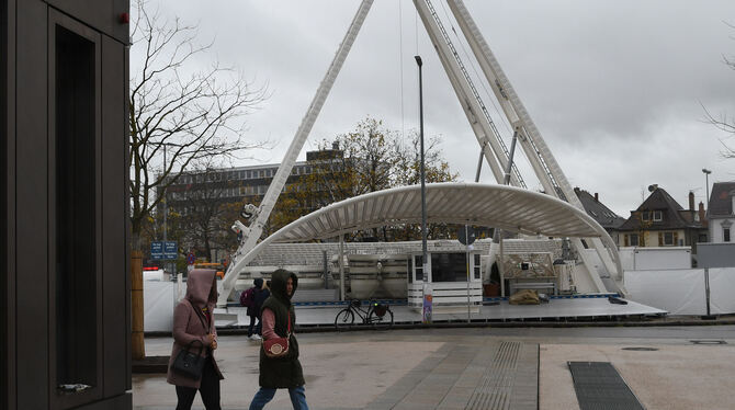 Hingucker hinter der Stadthalle: Hier entsteht das Riesenrad für den Reutlinger Weihnachtsmarkt.  FOTO: ZENKE