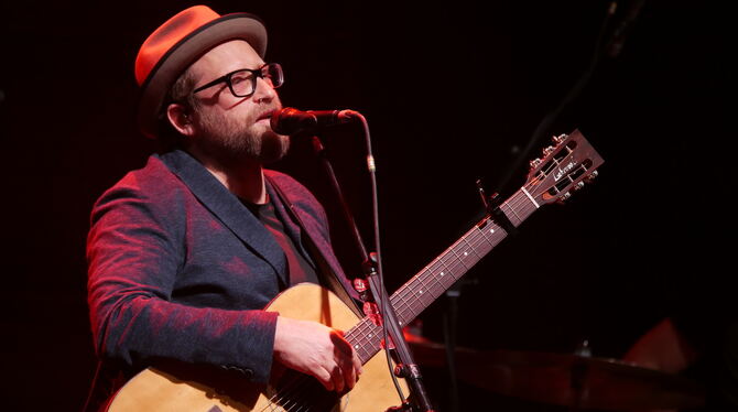Der freundliche Onkel der deutschen Singer-Songwriter-Szene: Gregor Meyle bei seinem Auftritt in der Reutlinger Stadthalle. FOT Der freundliche Onkel der deutschen Singer-Songwriter-Szene: Gregor Meyle bei seinem Auftritt in der Reutlinger Stadthalle. FOT