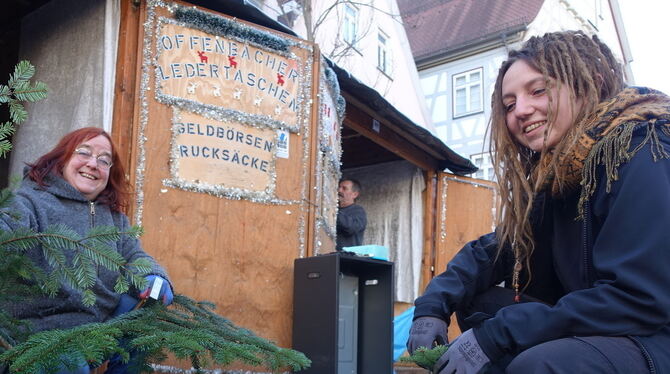 Katrin (rechts) und Inka Hahn verschönern ihren Weihnachtsmarktstand. FOTO: DÖRR Katrin (rechts) und Inka Hahn verschönern ihren Weihnachtsmarktstand. FOTO: DÖRR