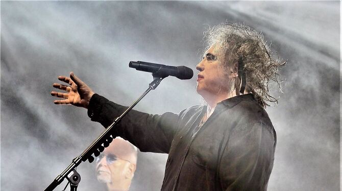 Traurig-schöne Lieder voller Intimität: Robert Smith beim Auftritt mit The Cure in der Schleyerhalle. FOTO: KAPPEL Traurig-schöne Lieder voller Intimität: Robert Smith beim Auftritt mit The Cure in der Schleyerhalle. FOTO: KAPPEL