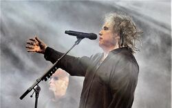 Traurig-schöne Lieder voller  Intimität: Robert Smith beim Auftritt mit The Cure in der Schleyerhalle.  FOTO: KAPPEL