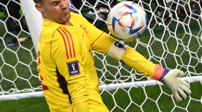 Torwart Manuel Neuer (r) von Deutschland kann den Treffer nicht verhindern.