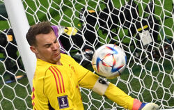 Torwart Manuel Neuer (r) von Deutschland kann den Treffer nicht verhindern.
