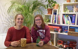Franziska Kern (links) und Ann-Kathrin Grolig gehören zu den Initiatorinnen des Cafés Mehrrettich.  FOTO: STÖHR