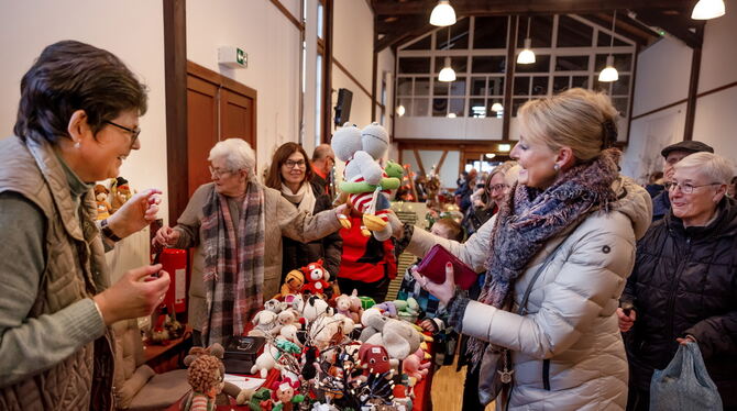 Handgefertigte Stofftiere und vieles mehr begeisterten die zahlreichen Besucher des Weihnachtsmarktes im Gönninger Lokschuppen. Handgefertigte Stofftiere und vieles mehr begeisterten die zahlreichen Besucher des Weihnachtsmarktes im Gönninger Lokschuppen.