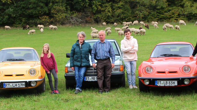 Richard Tröster mit seiner Frau Hildegard (Mitte) im Kreis ihrer Enkel mit den Fahrzeugen. FOTOS: LEIPPERT Richard Tröster mit seiner Frau Hildegard (Mitte) im Kreis ihrer Enkel mit den Fahrzeugen. FOTOS: LEIPPERT