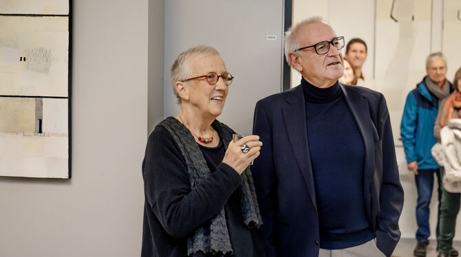 Brigitte Tharin und Wolfgang Stöhr bei der Vernissage. Links und hinten Arbeiten Tharins. FOTOS: TRINKHAUS Brigitte Tharin und Wolfgang Stöhr bei der Vernissage. Links und hinten Arbeiten Tharins. FOTOS: TRINKHAUS