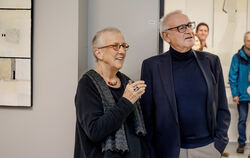 Brigitte Tharin und Wolfgang Stöhr bei der Vernissage. Links und hinten Arbeiten Tharins. FOTOS: TRINKHAUS