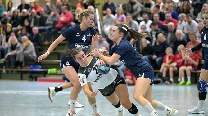Nichts geschenkt haben sich die Teams im Frauen-Derby. Die Mössingerin Alexa Müller wird von Fiona Mouchtaris gestoppt. Maren We Nichts geschenkt haben sich die Teams im Frauen-Derby. Die Mössingerin Alexa Müller wird von Fiona Mouchtaris gestoppt. Maren We