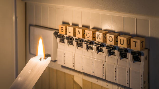 Bei einem Stromausfall können Kerzen Licht ins Dunkel bringen. FOTO: STGRAFIX/ADOBE STOCK Bei einem Stromausfall können Kerzen Licht ins Dunkel bringen. FOTO: STGRAFIX/ADOBE STOCK