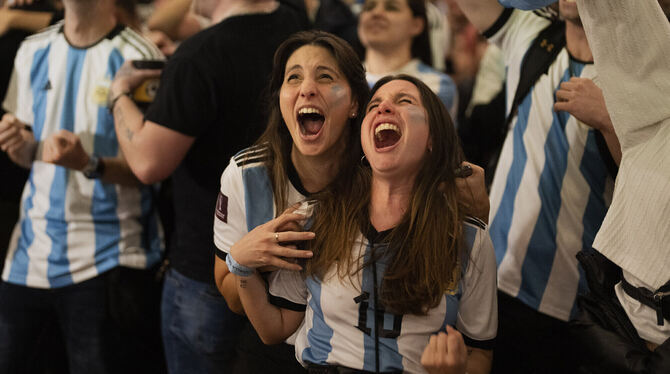 Das lange Warten hat endlich ein Ende: Argentinische Fans feiern den dritten WM-Titel ihrer Fußballer nach 1978 und 1986. FOTO: Das lange Warten hat endlich ein Ende: Argentinische Fans feiern den dritten WM-Titel ihrer Fußballer nach 1978 und 1986. FOTO: